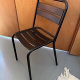 Chaise en métal à lattes noires