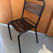 Chaise en métal à lattes noires