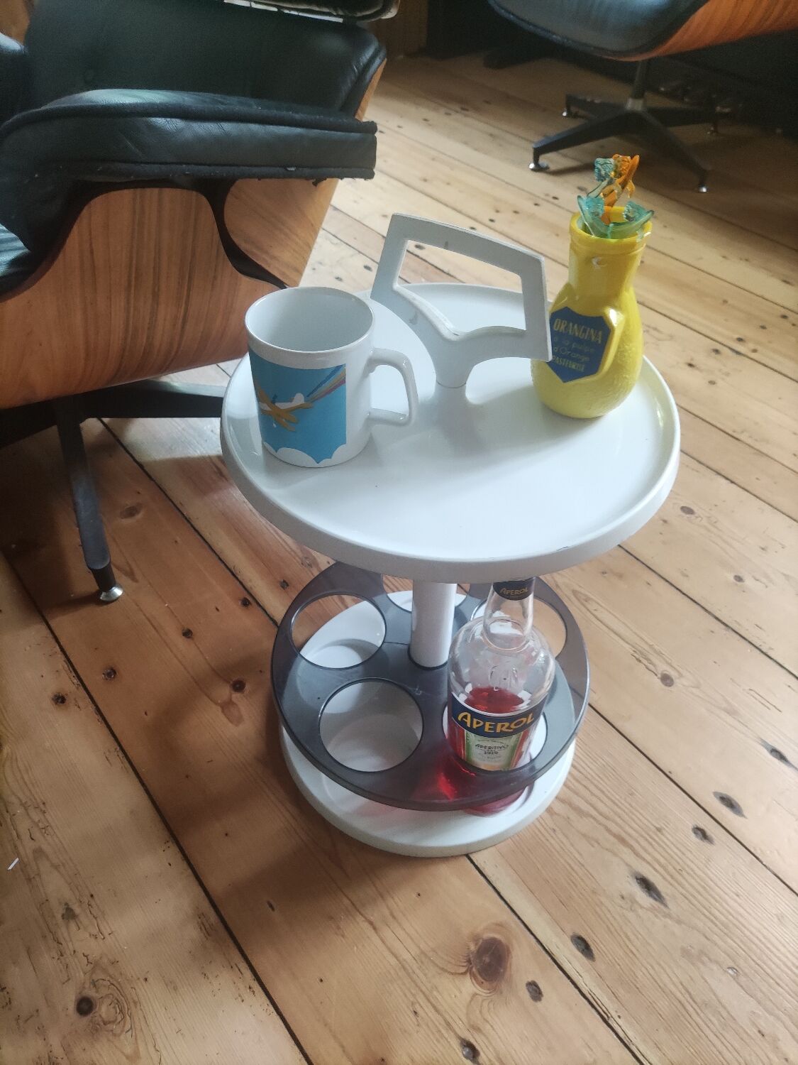 Vintage flair portable bar