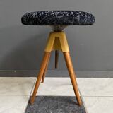 Piano stool adjustable in height