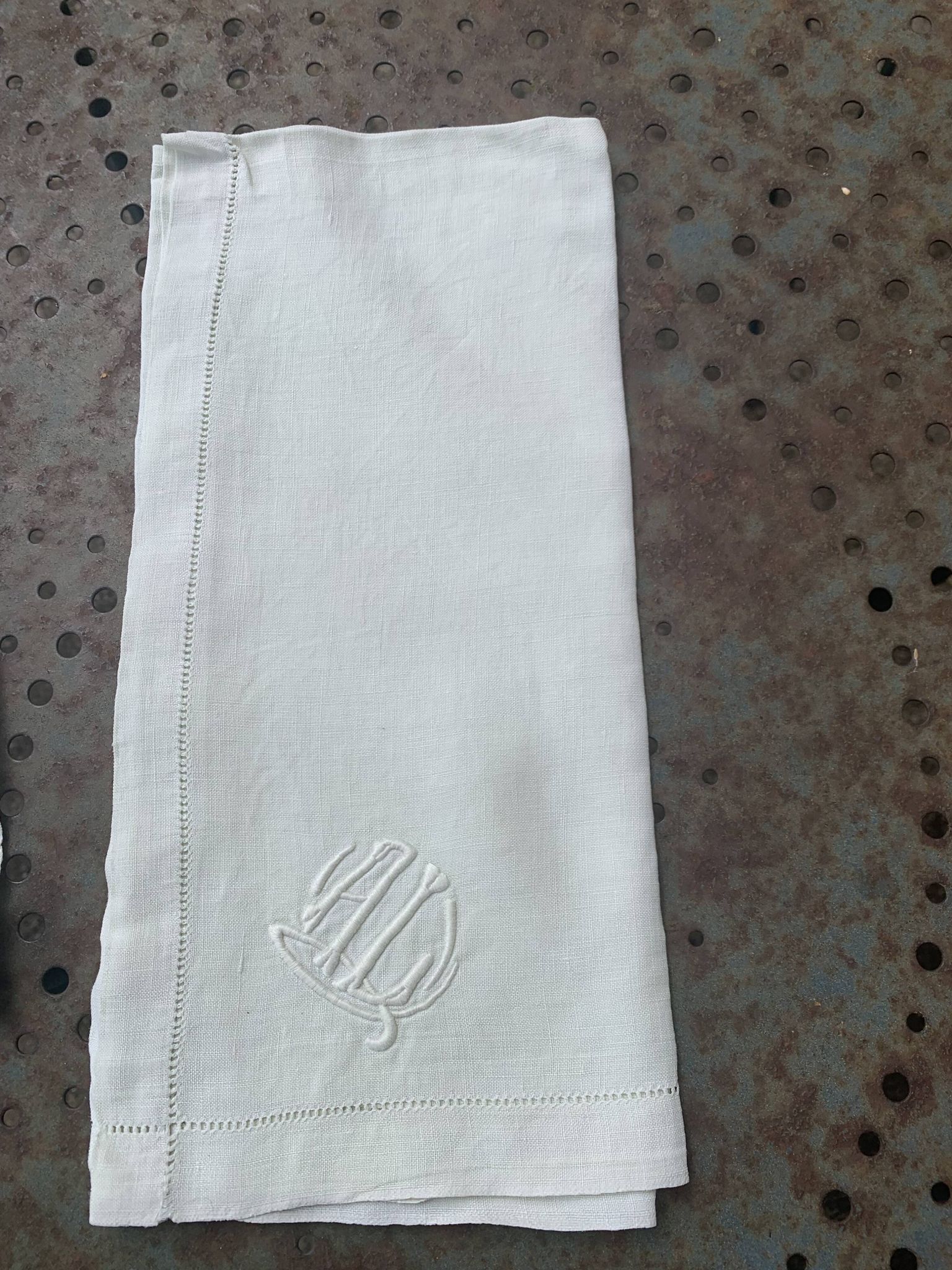 4 pastel yellow linen napkins, embroidered, AL monograms