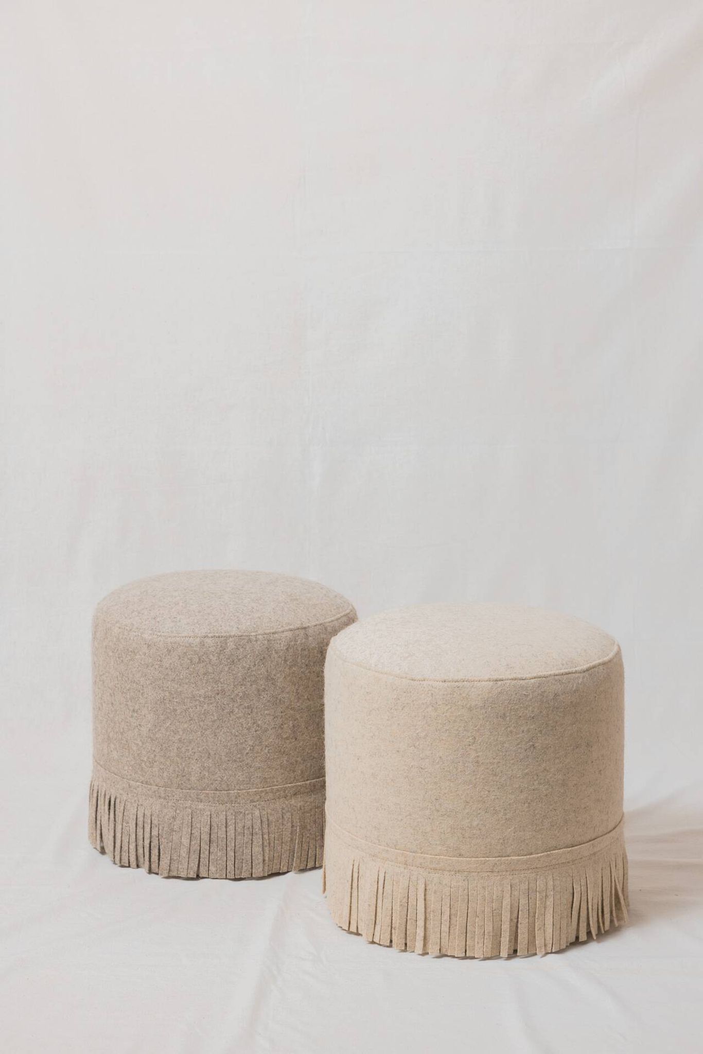 Paire de poufs en laine