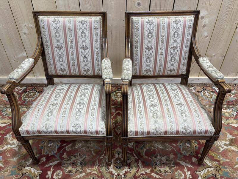 Paire de fauteuils à la reine de style Louis XVI