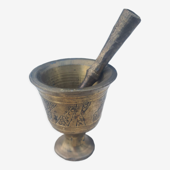 Mortar and pestle in chiseled bronze