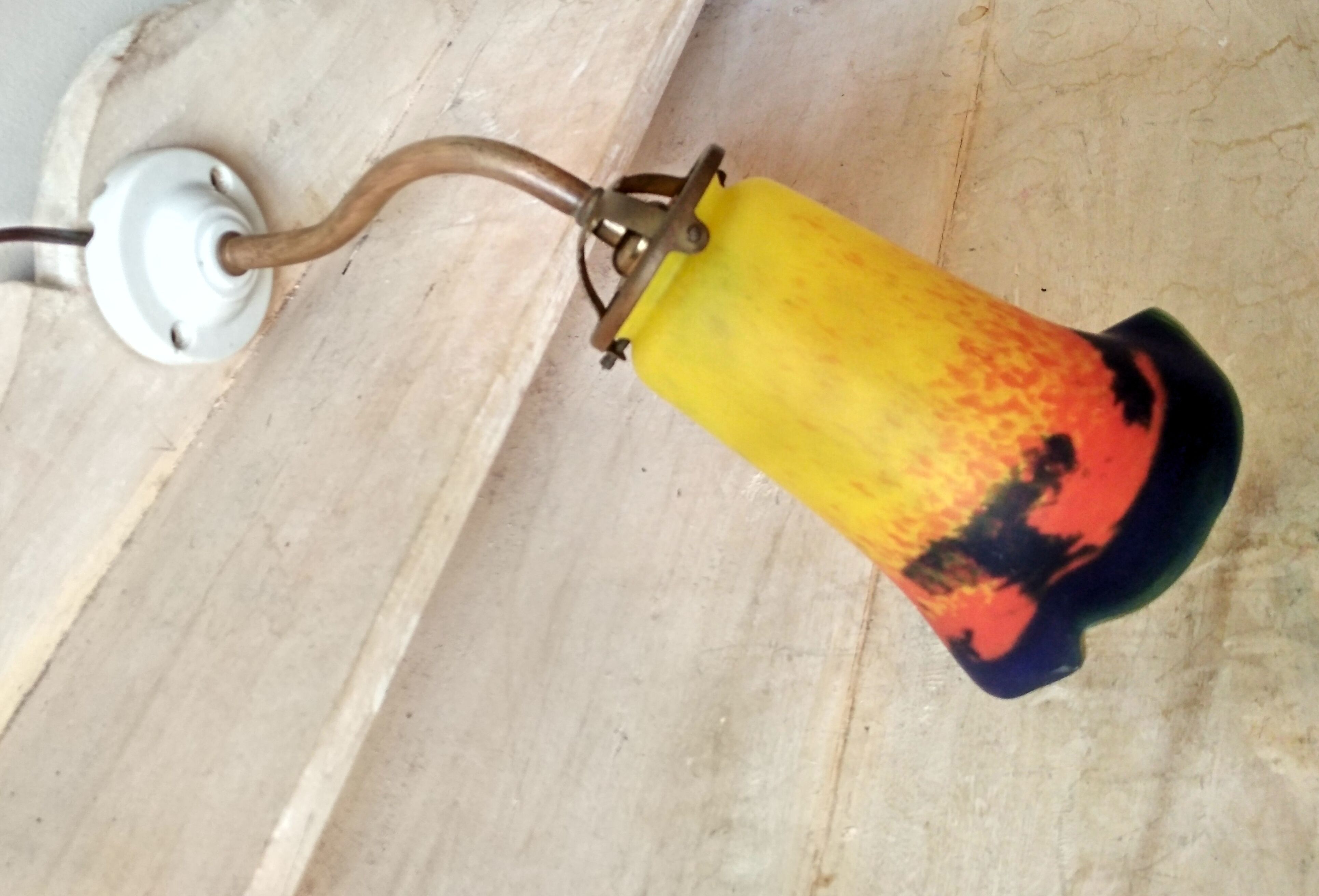 Wall light wall wall brass swan collar, porcelain rosette and tulip in colored glass paste
