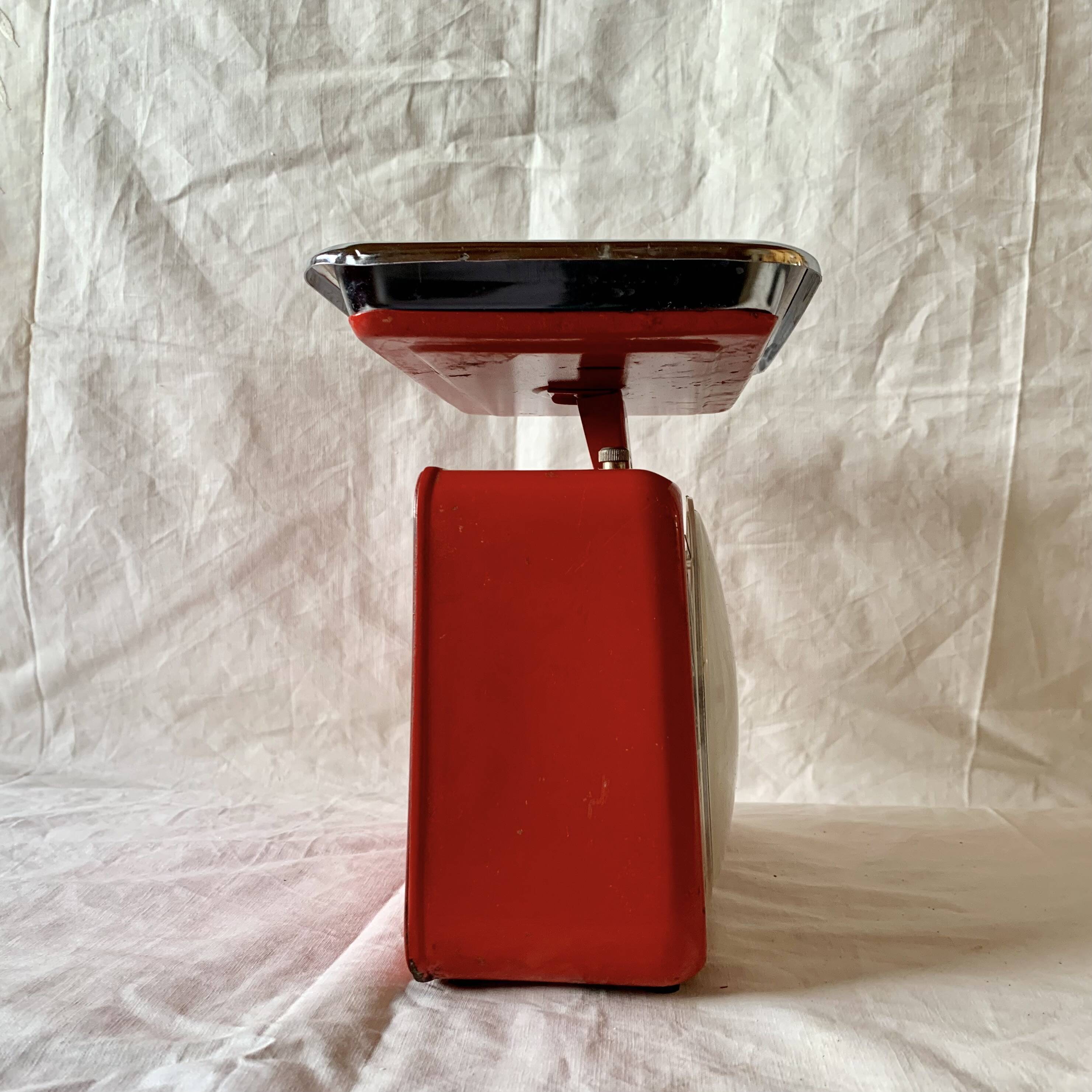 Stube vintage red lacquered metal kitchen scale - force 10