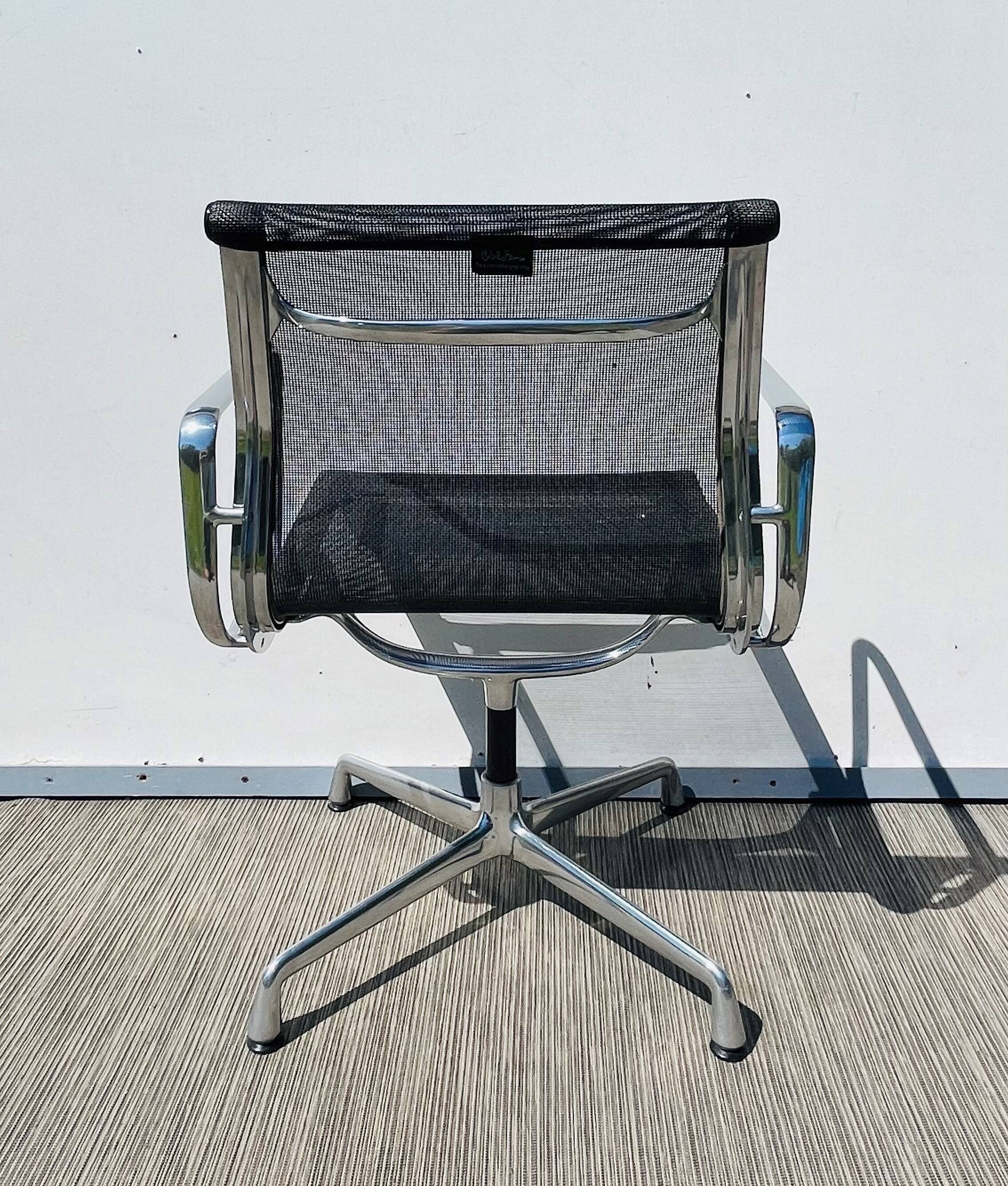 Paire de chaises Ch. Eames Alu Group résille Vitra Vintage