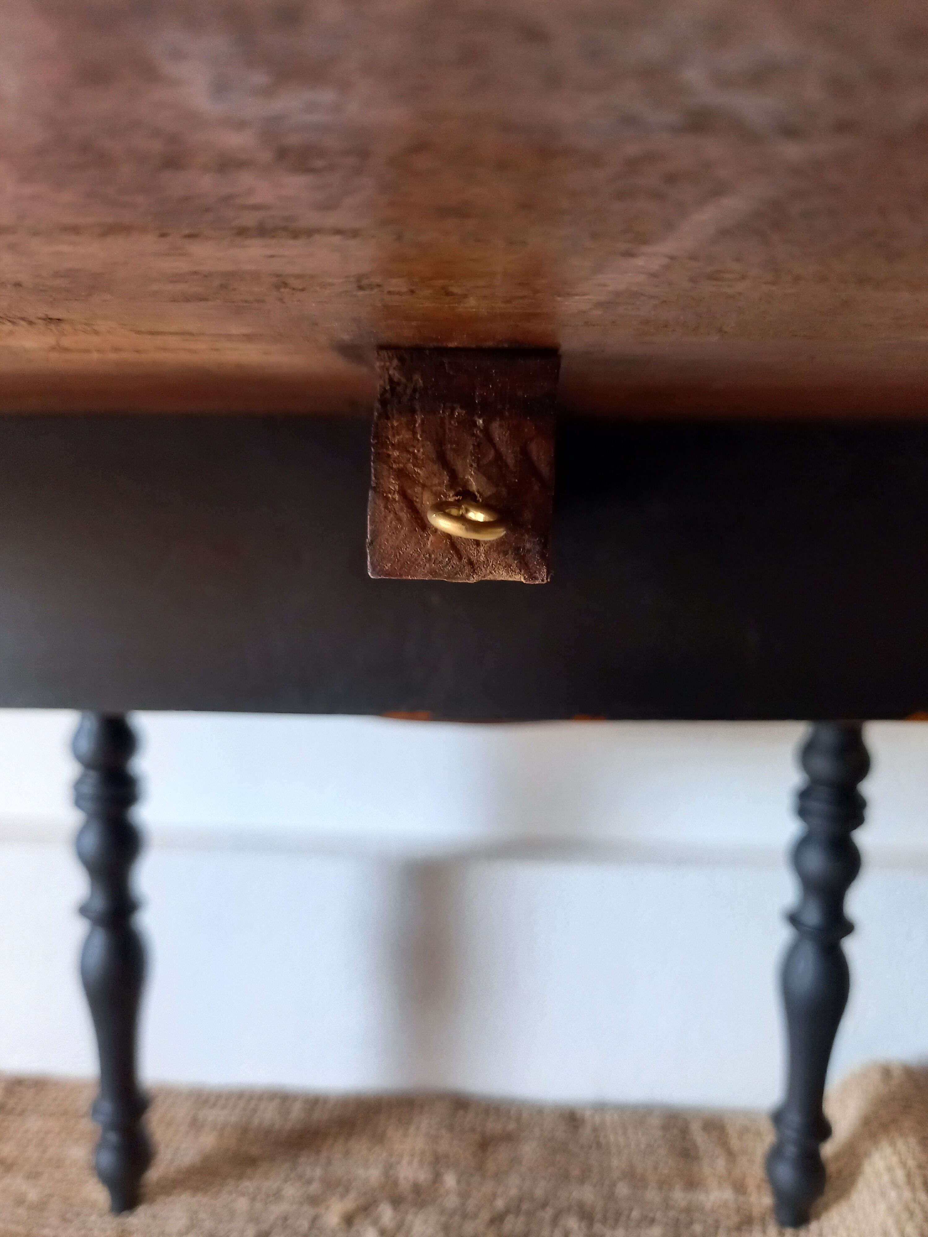 Round table with flaps