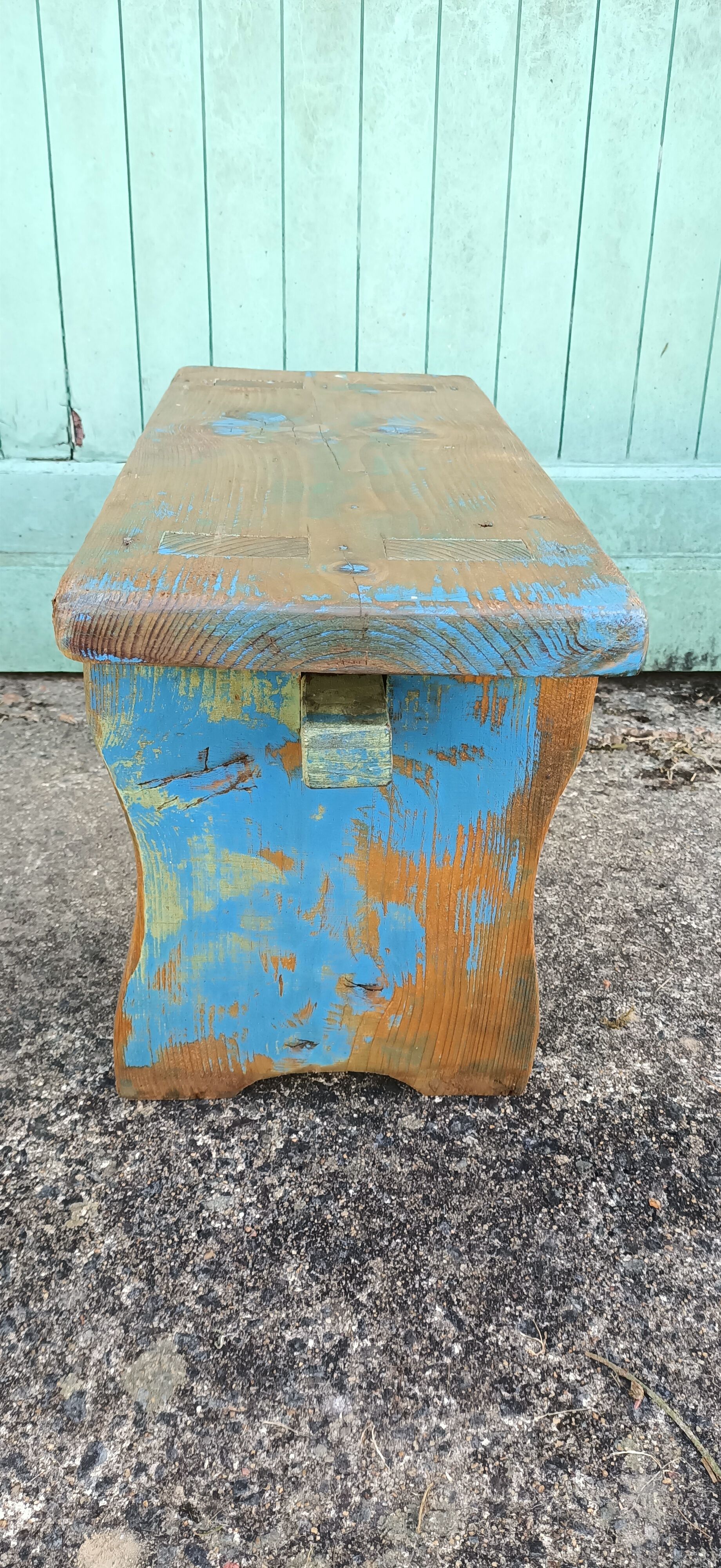 Banc repose-pieds patiné