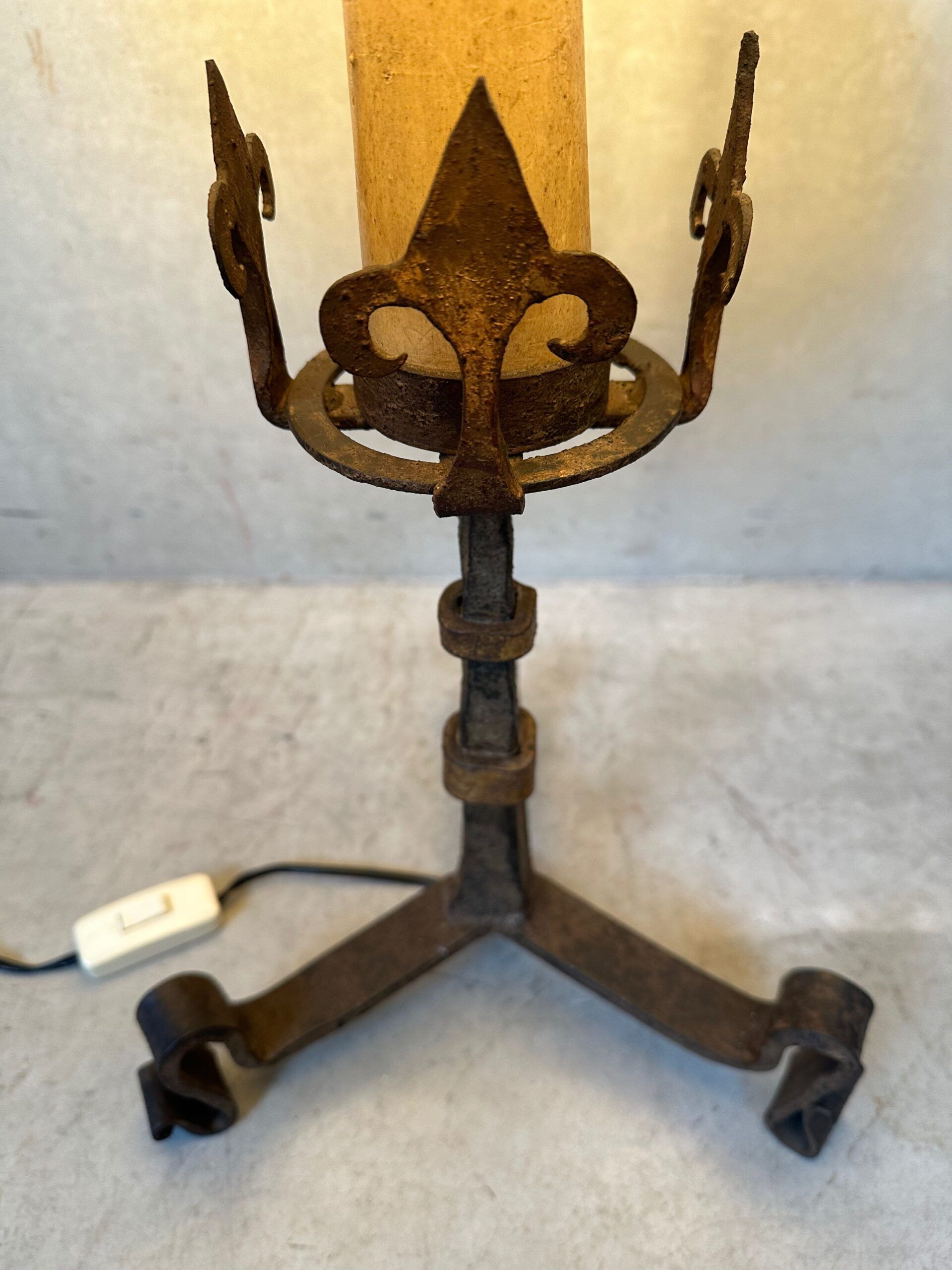 Antique Spanish brutalist table lamp – wrought iron