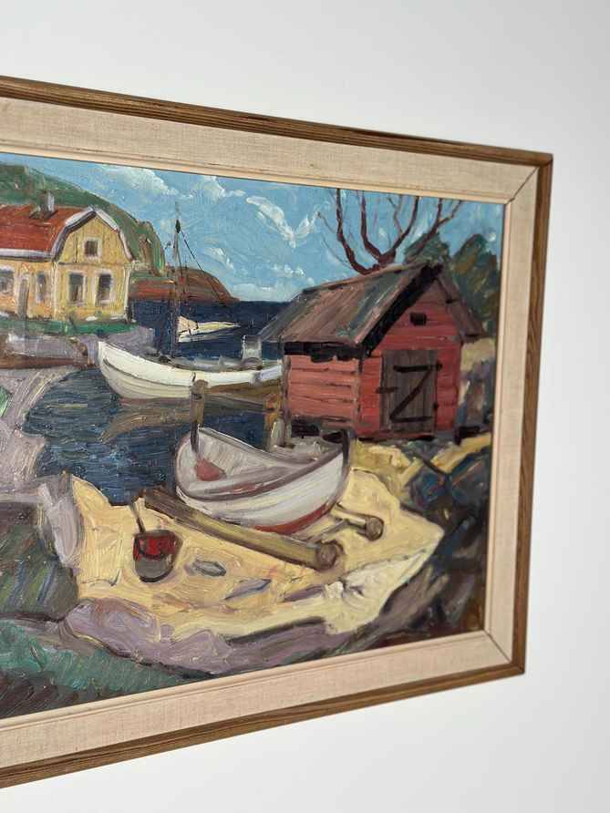 Huile sur toile suédoise d'époque mi-siècle – « Maison de bateau » par Nils Öberg – Vintage et encadrée – 53,5 × 45,5 cm (21,1" × 17,9")