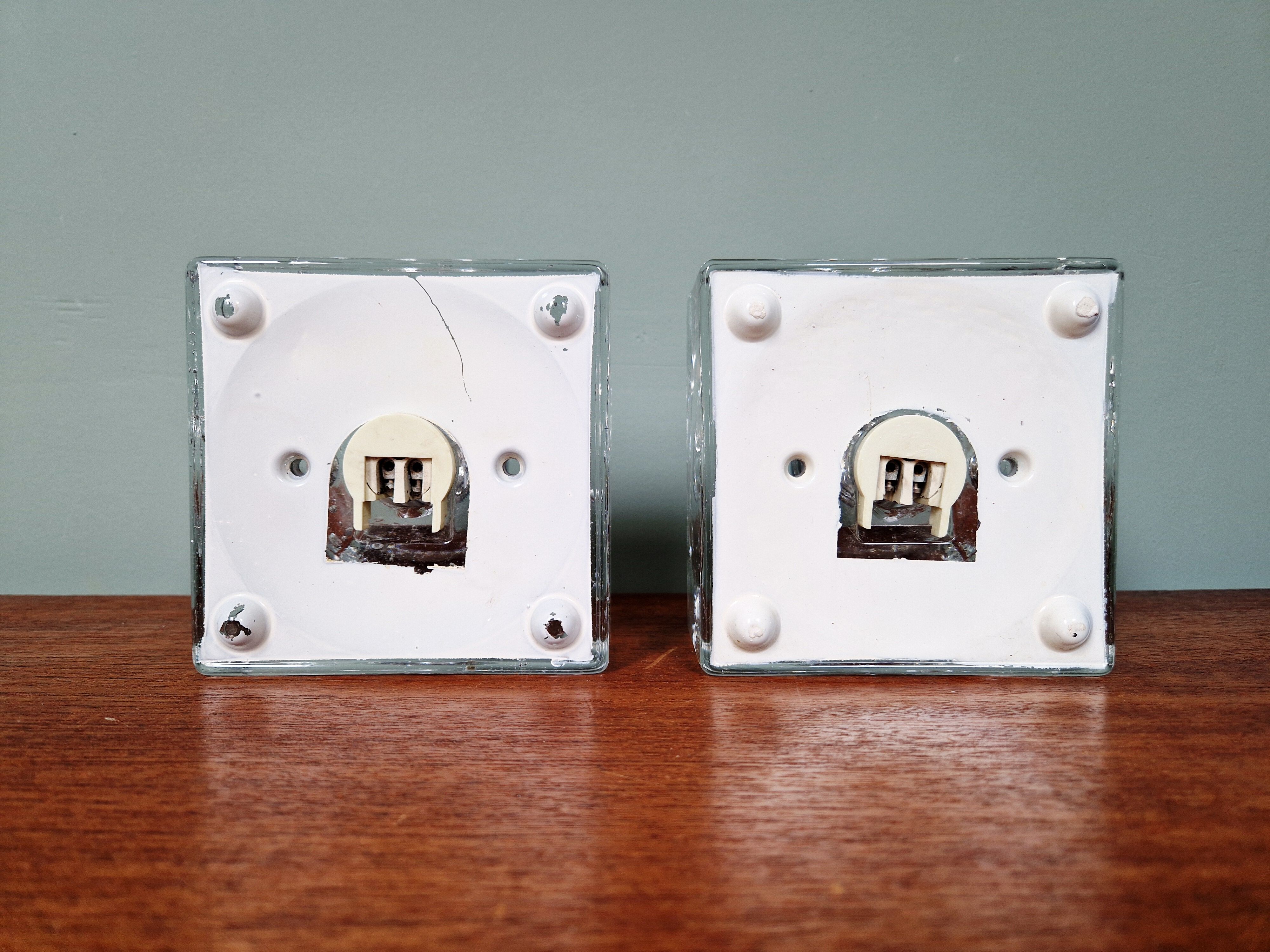 Pair of Ice Cube wall sconces in transparent bubbled glass, 1970s.