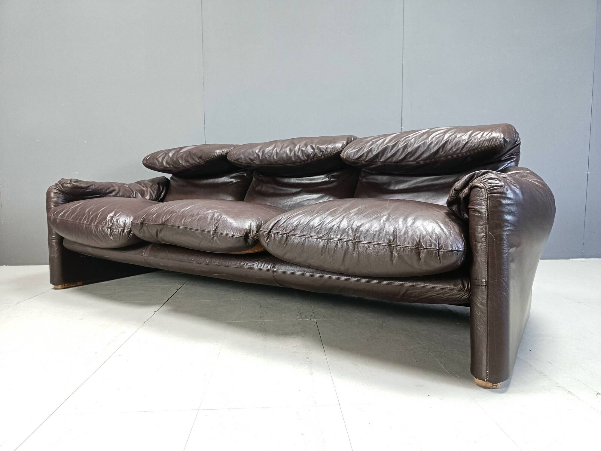 Maralunga leather sofa by Vico Magistretti for Cassina, 1973