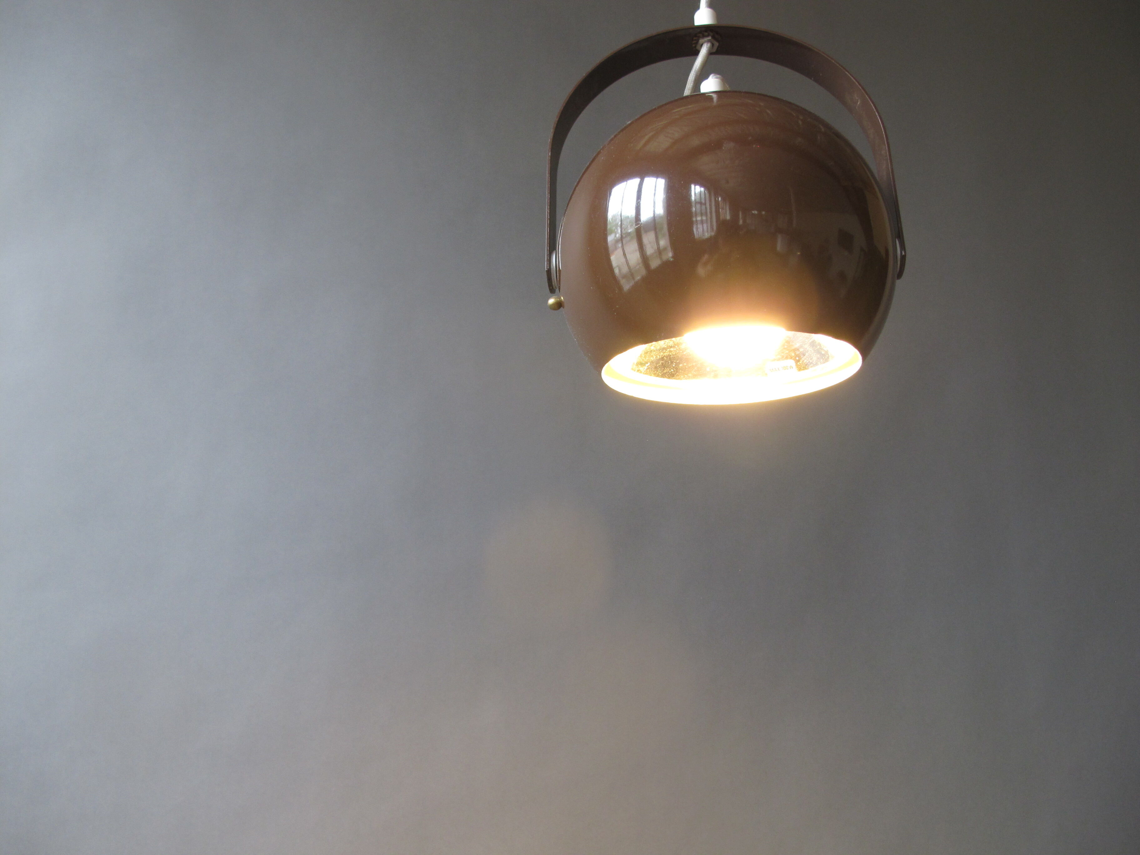 Suspended, hinged ball spot