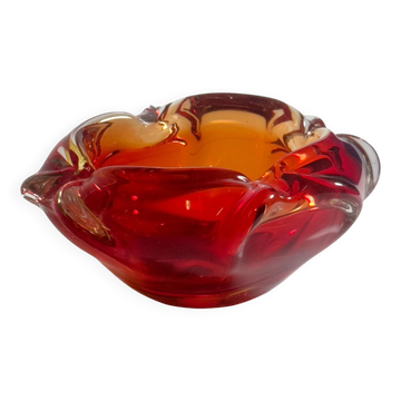 Cendrier en verre de style bohème en rouge et orange, Tchécoslovaquie, vers les années 1960.