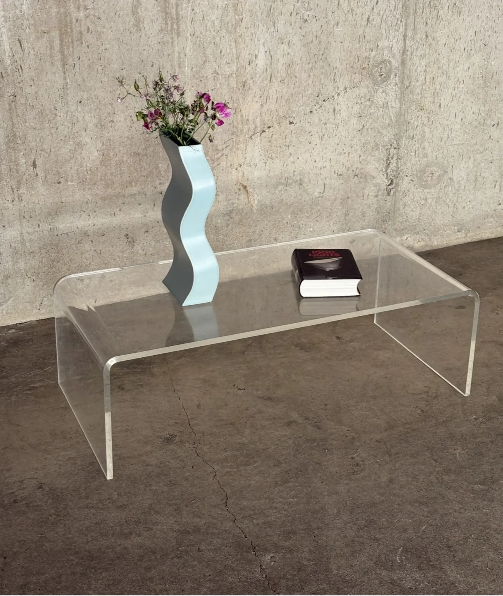 Table basse en plexiglas transparent courbé – années 1970-1980