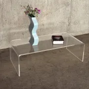 Table basse en plexiglas transparent courbé – années 1970-1980