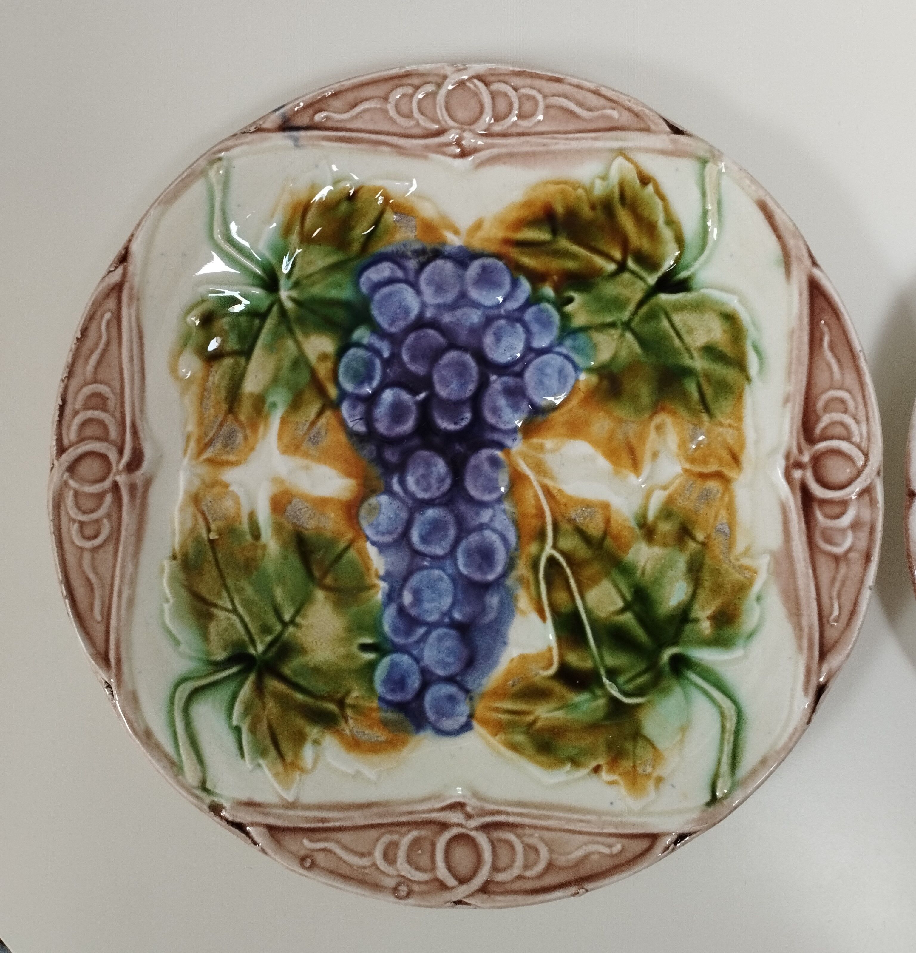 Lot de 2 assiettes en barbotine à motif raisin