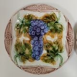 Lot de 2 assiettes en barbotine à motif raisin