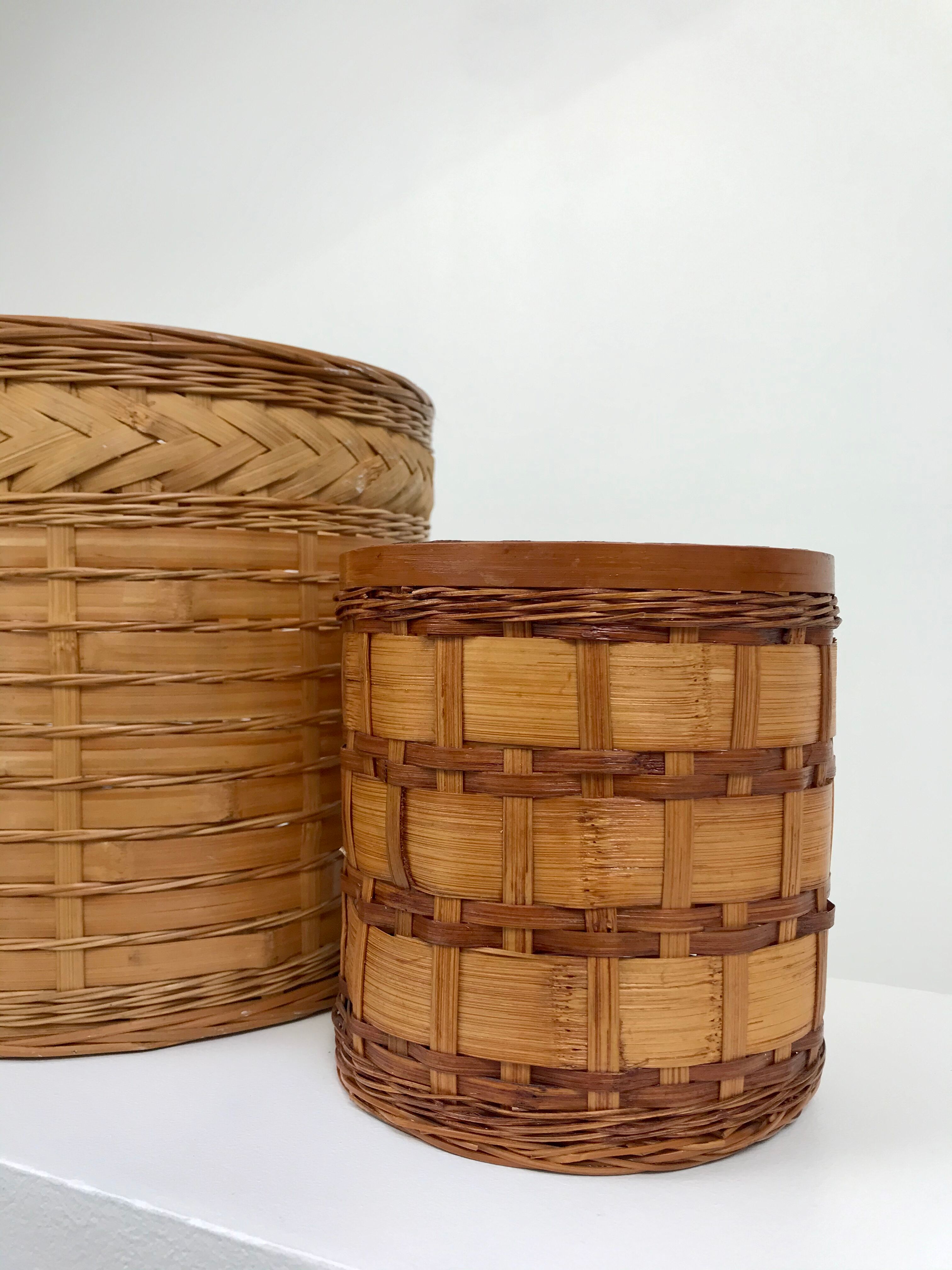 Lot of two wicker baskets