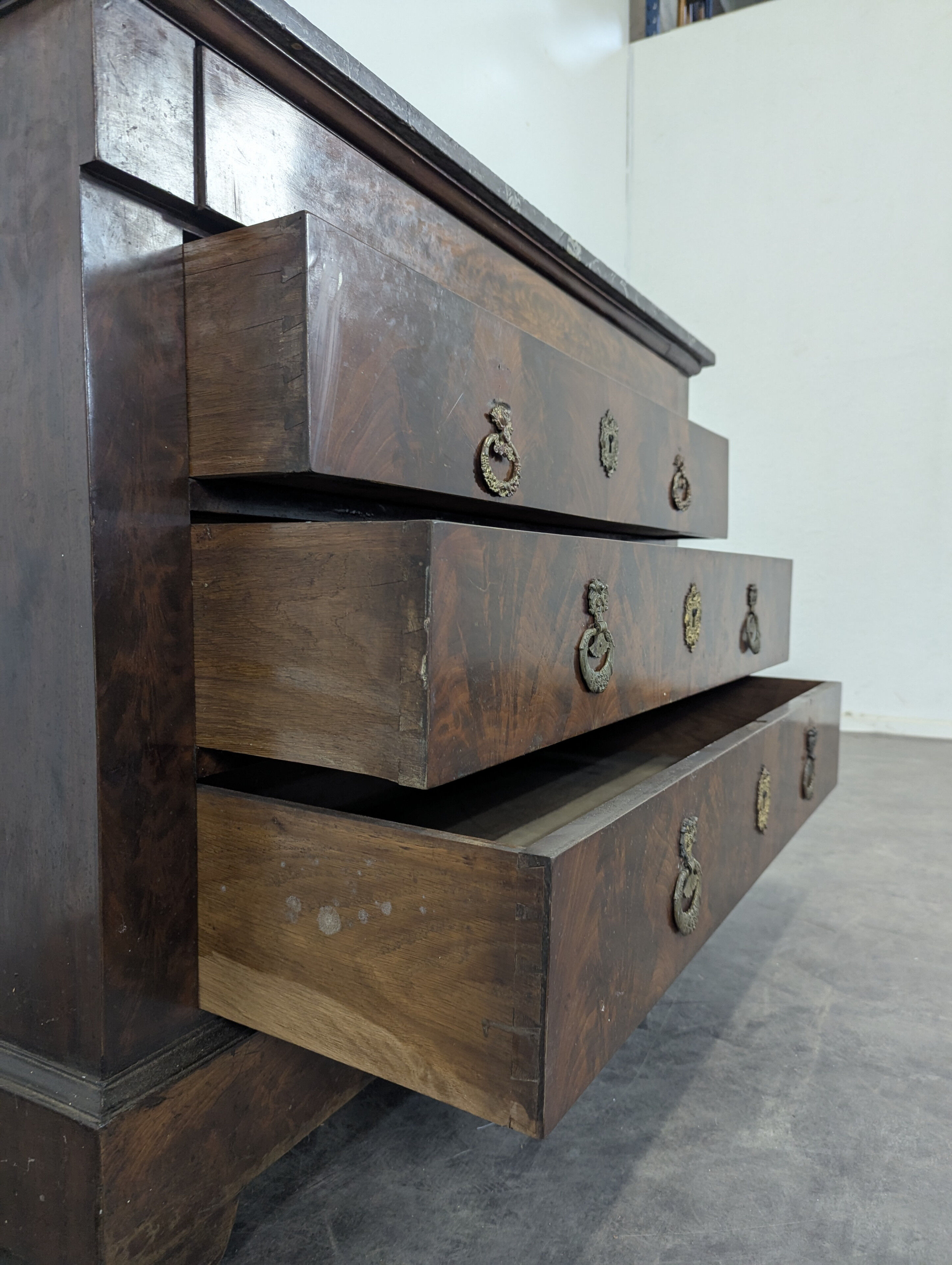 Restoration period chest of drawers with bronze ornaments