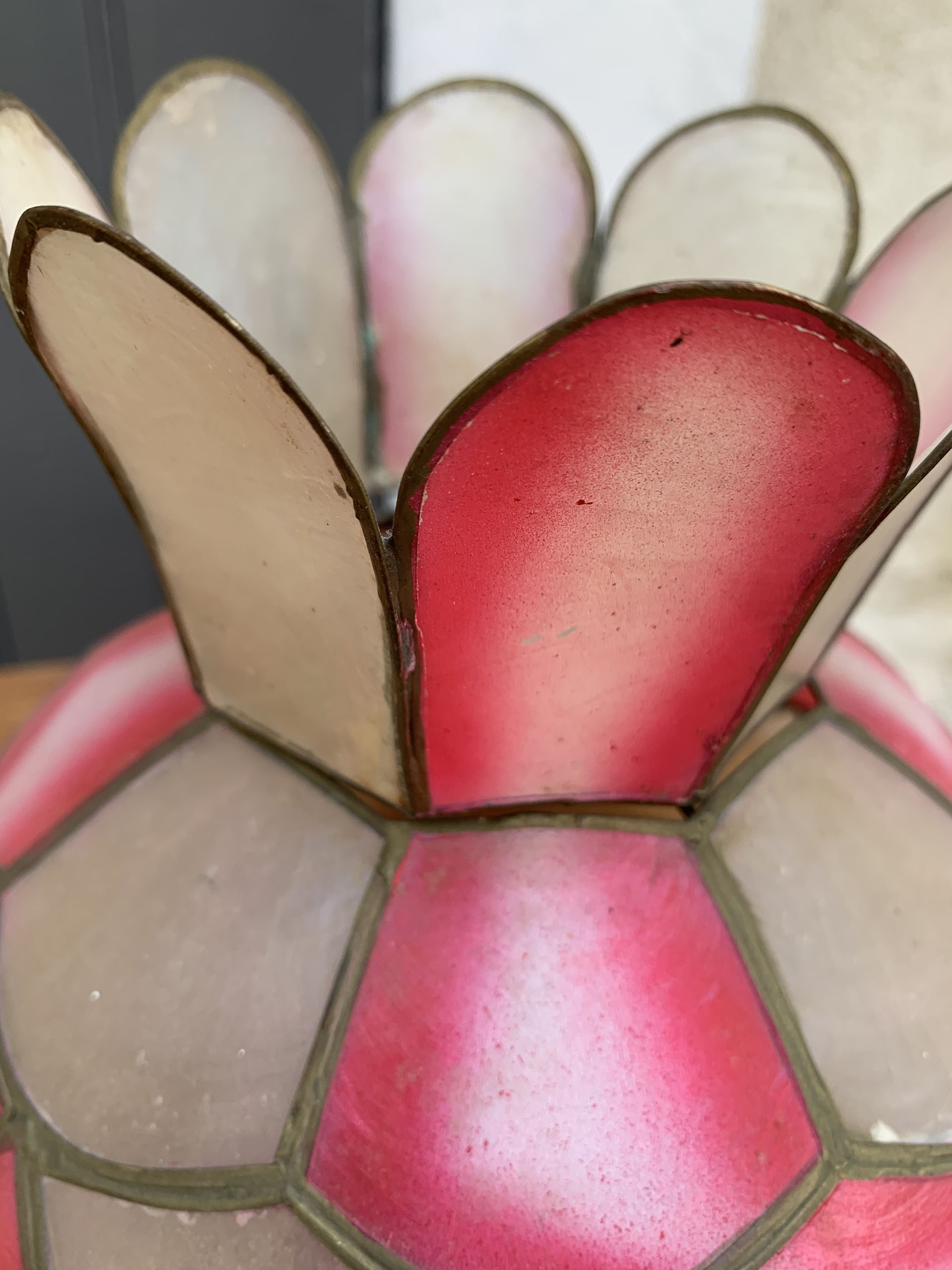 Lampshade in mother-of-pearl petals