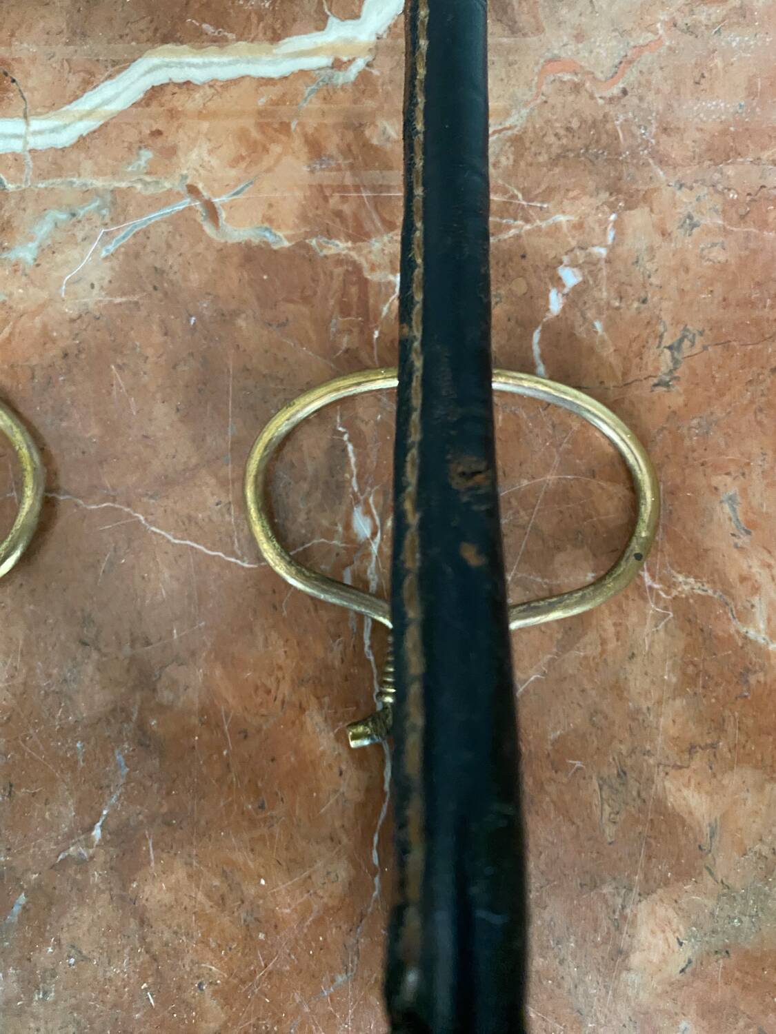 Paire de patères cuir et bronze mains