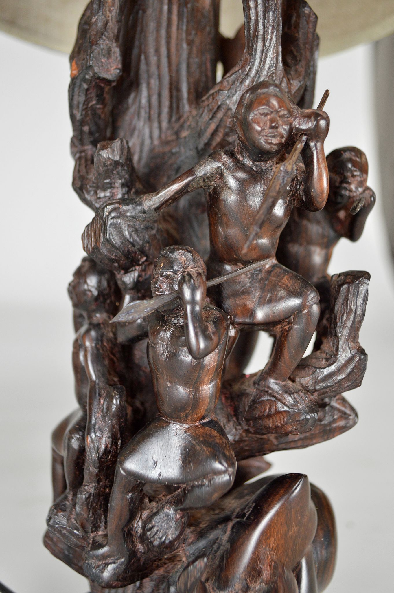 Lampe africaine en ébène sculpté, "Chasseurs, buffle et crocodile"