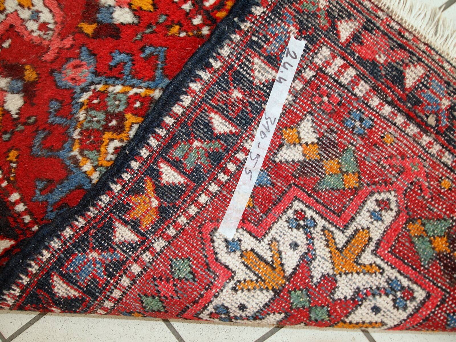 Tapis Couloir Vintage Karajeh du Moyen-Orient, Années 1960, Élégance et Aut