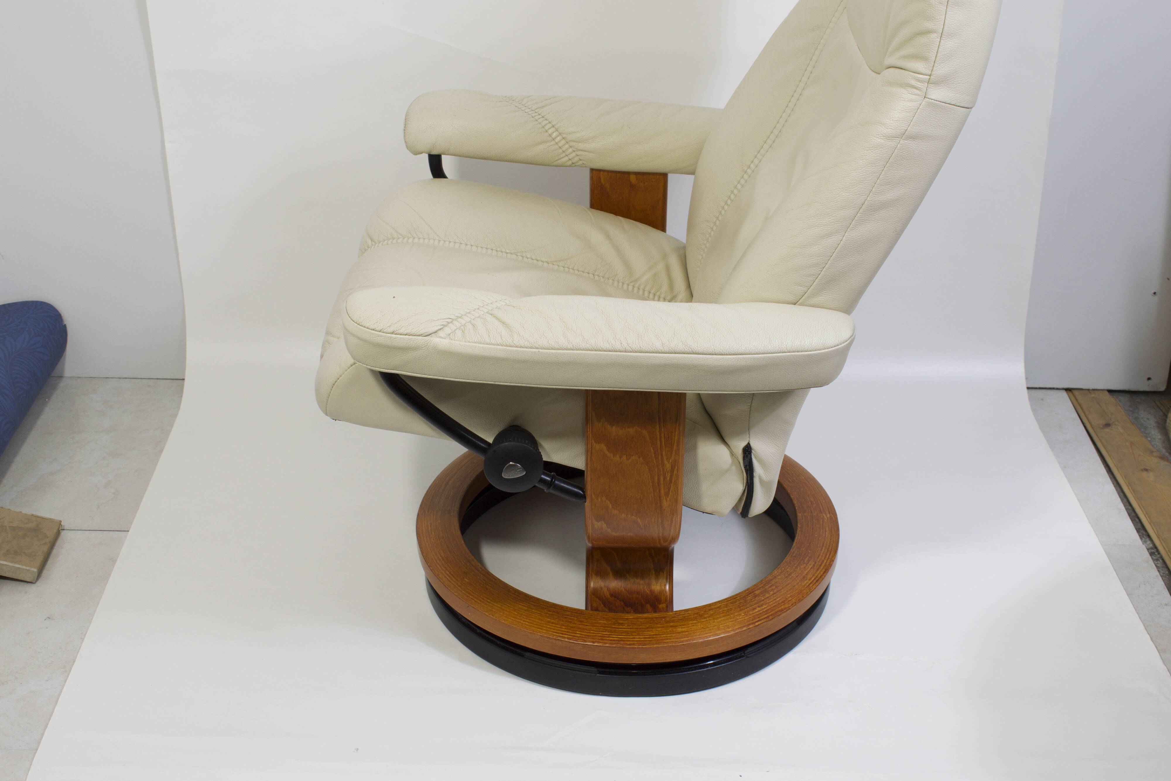 Stressless relaxation chair Consul (M) Classic in teak and ivory leather, Norway