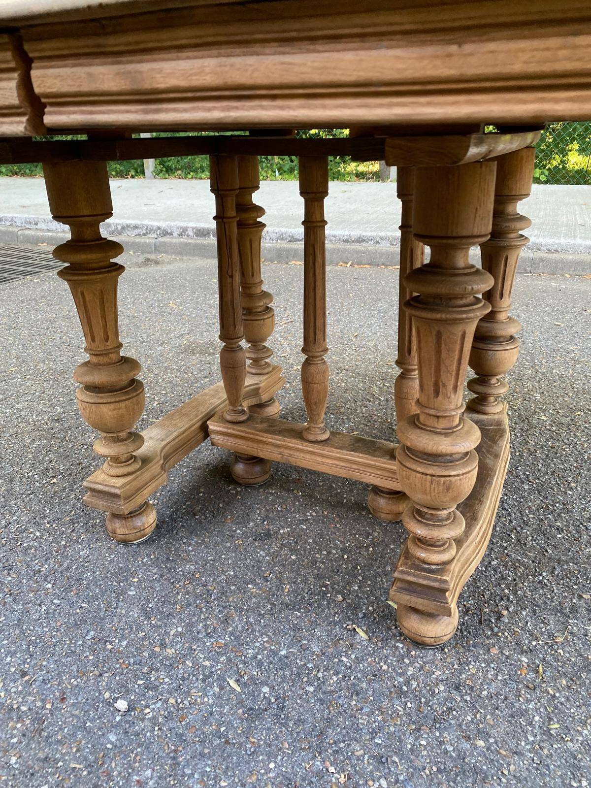 Henri II dining table stripped in solid oak from the 19th century.