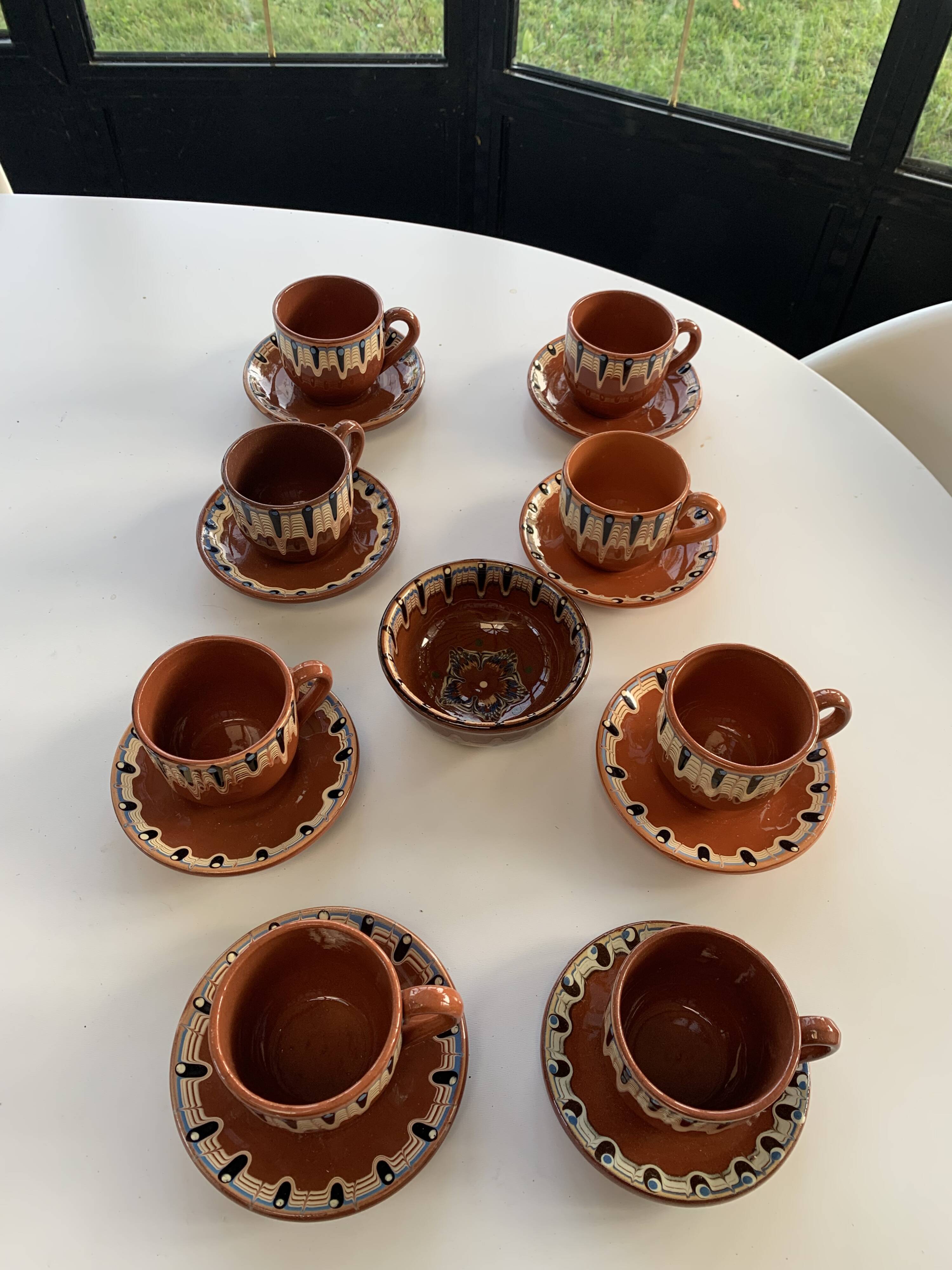 Coffee service composed of 17 pieces, 8 cups, 8 saucers and a sugar bowl, artisanal