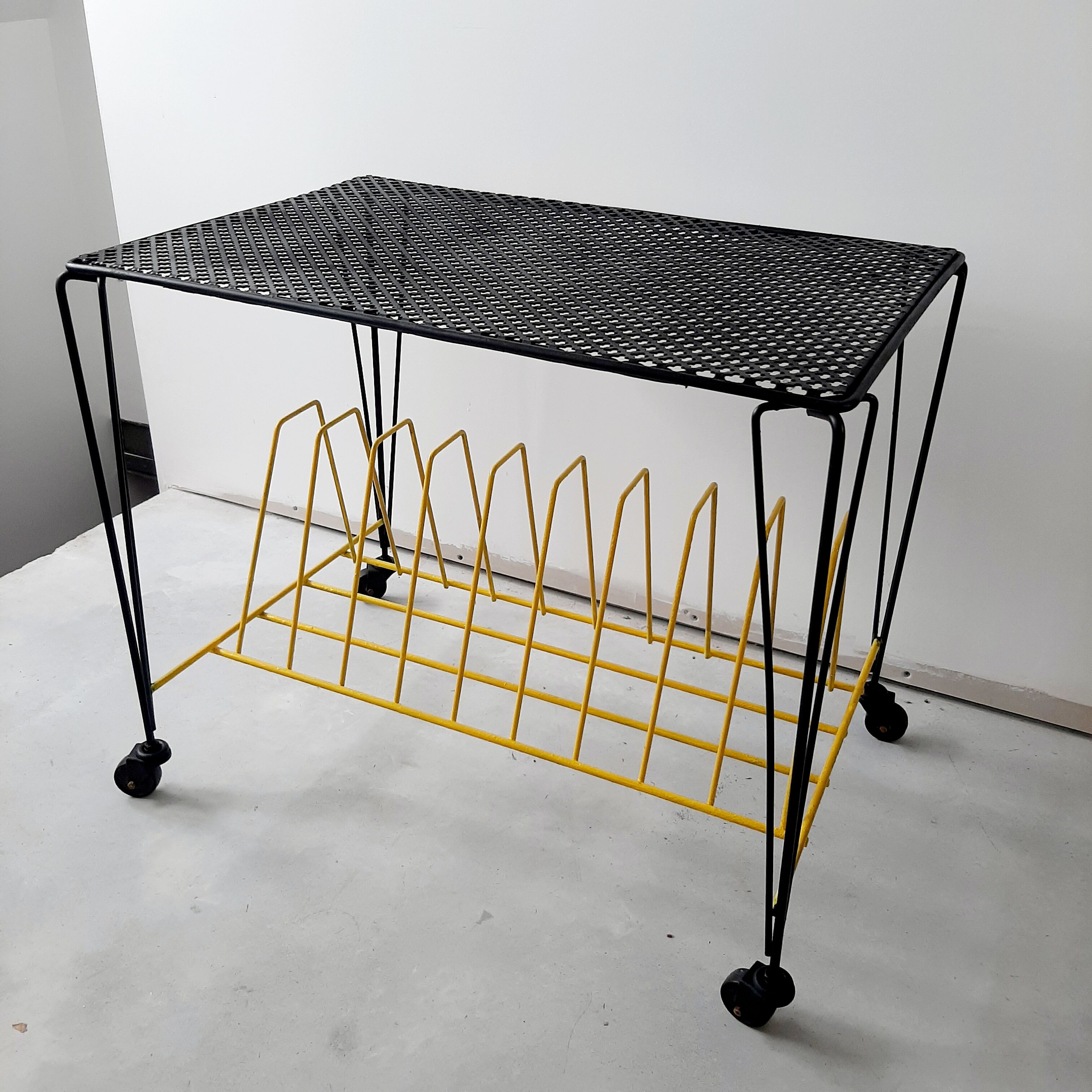 Vinyl disc storage coffee table