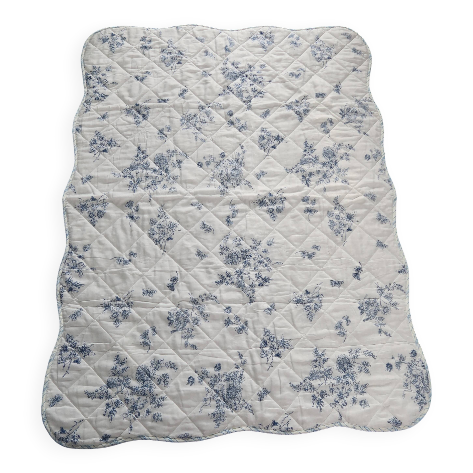 Small vintage quilt with toile de Jouy pattern