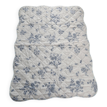 Small vintage duvet with toile de Jouy pattern.