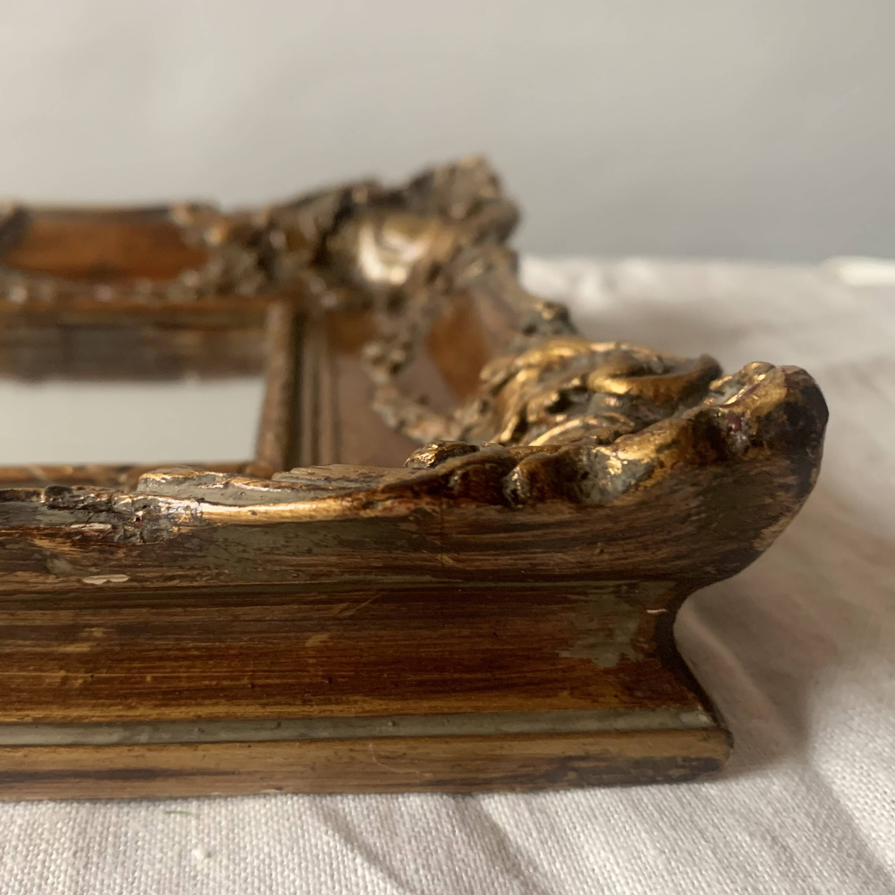 Petit cadre carré en bois sculpté doré style rococo