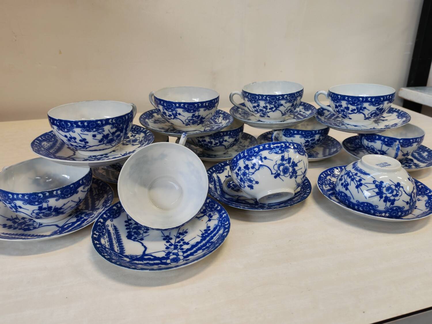 Magnifique Service de 12 Tasses et Soucoupes en Porcelaine