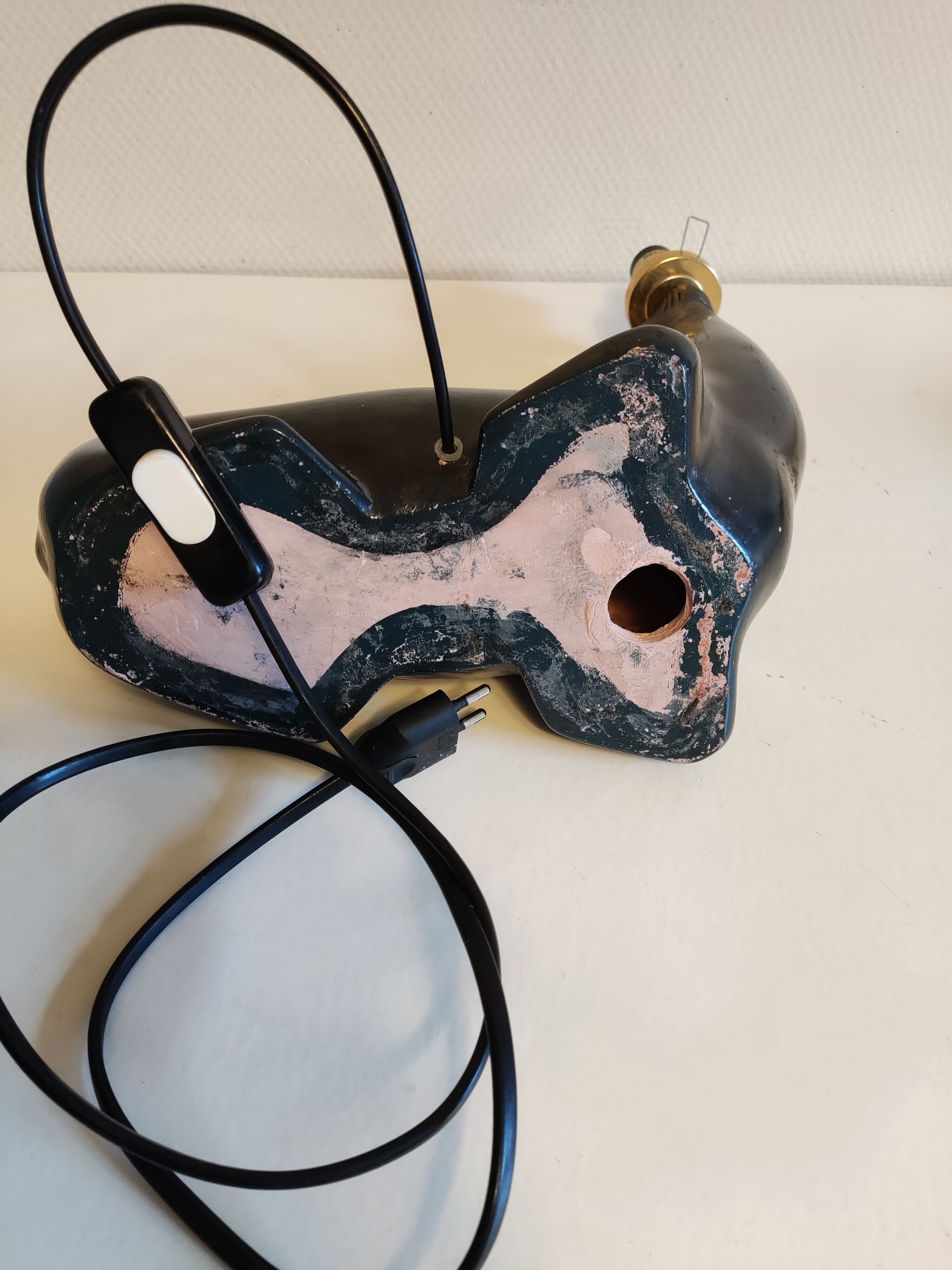 Lampe otarie noire irisée bleue en terre cuite