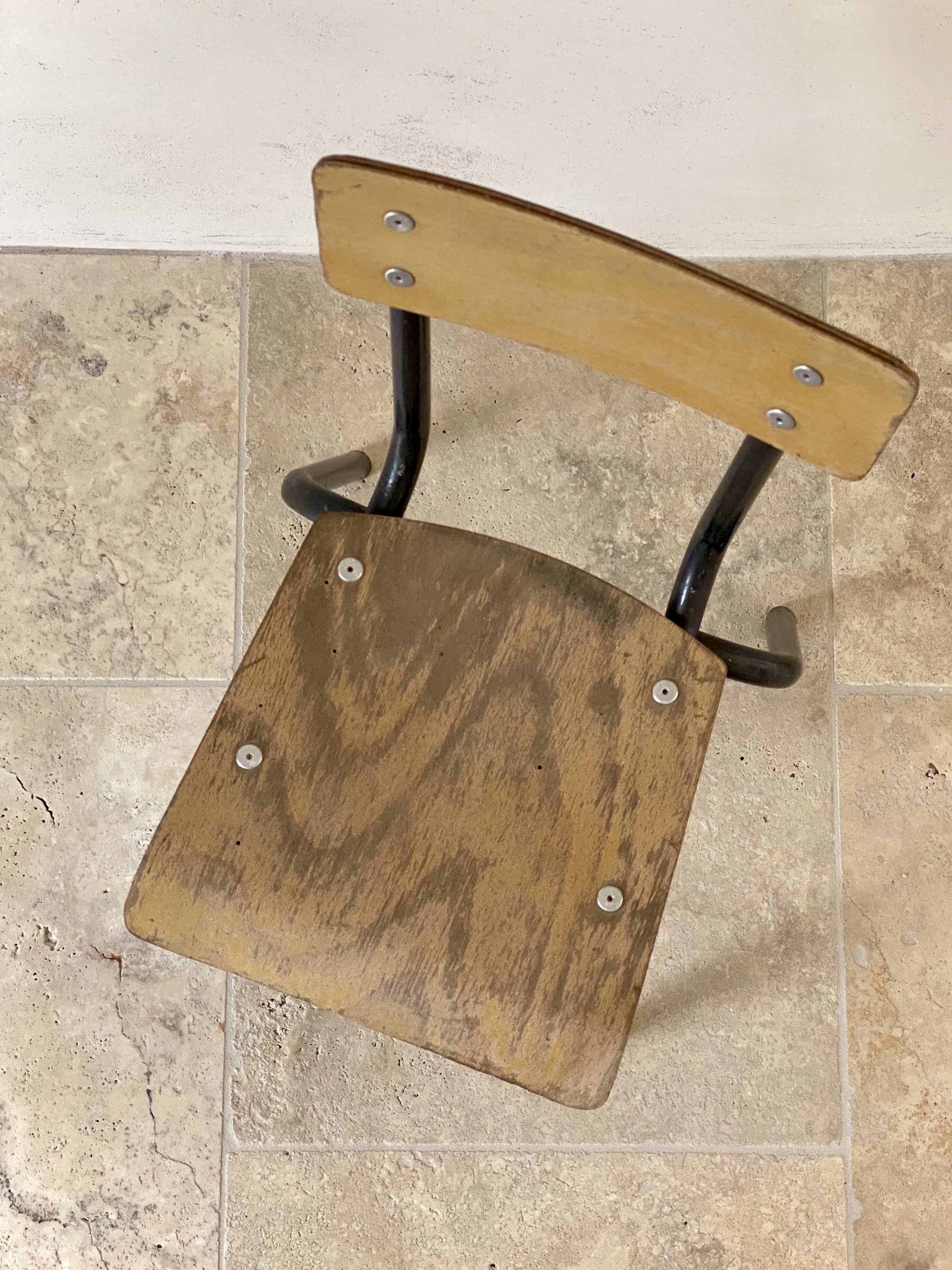 Chaise d’école vintage enfant bois et métal noir style industriel