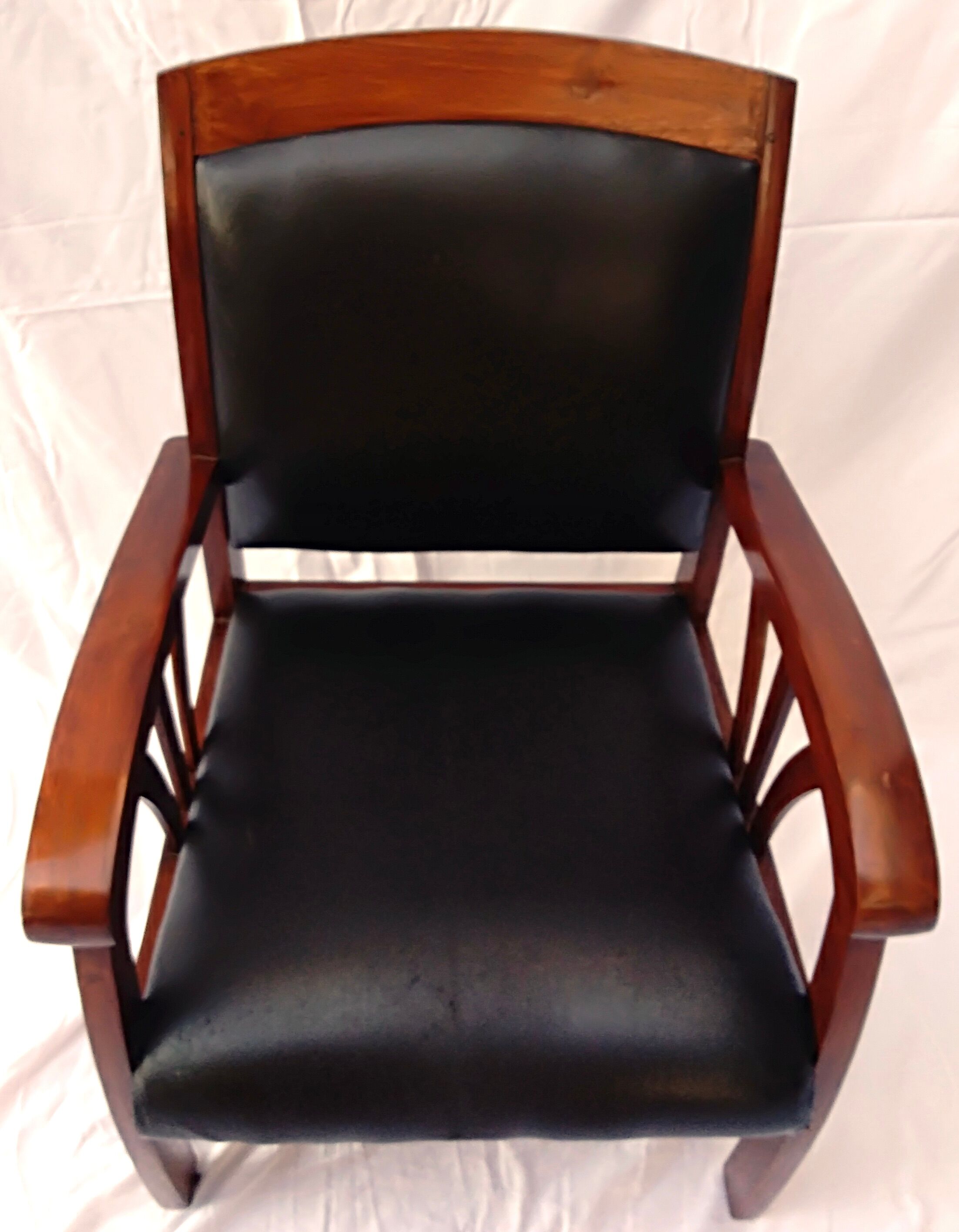 Paire de fauteuils style colonial bois et cuir de chèvre