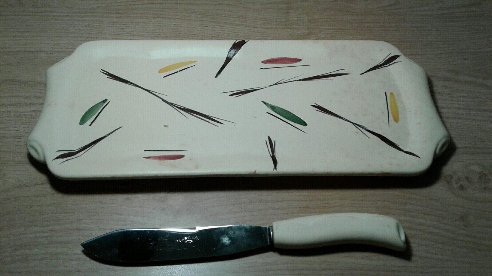 Cake dish and its ceramic art poêt knife, Laval