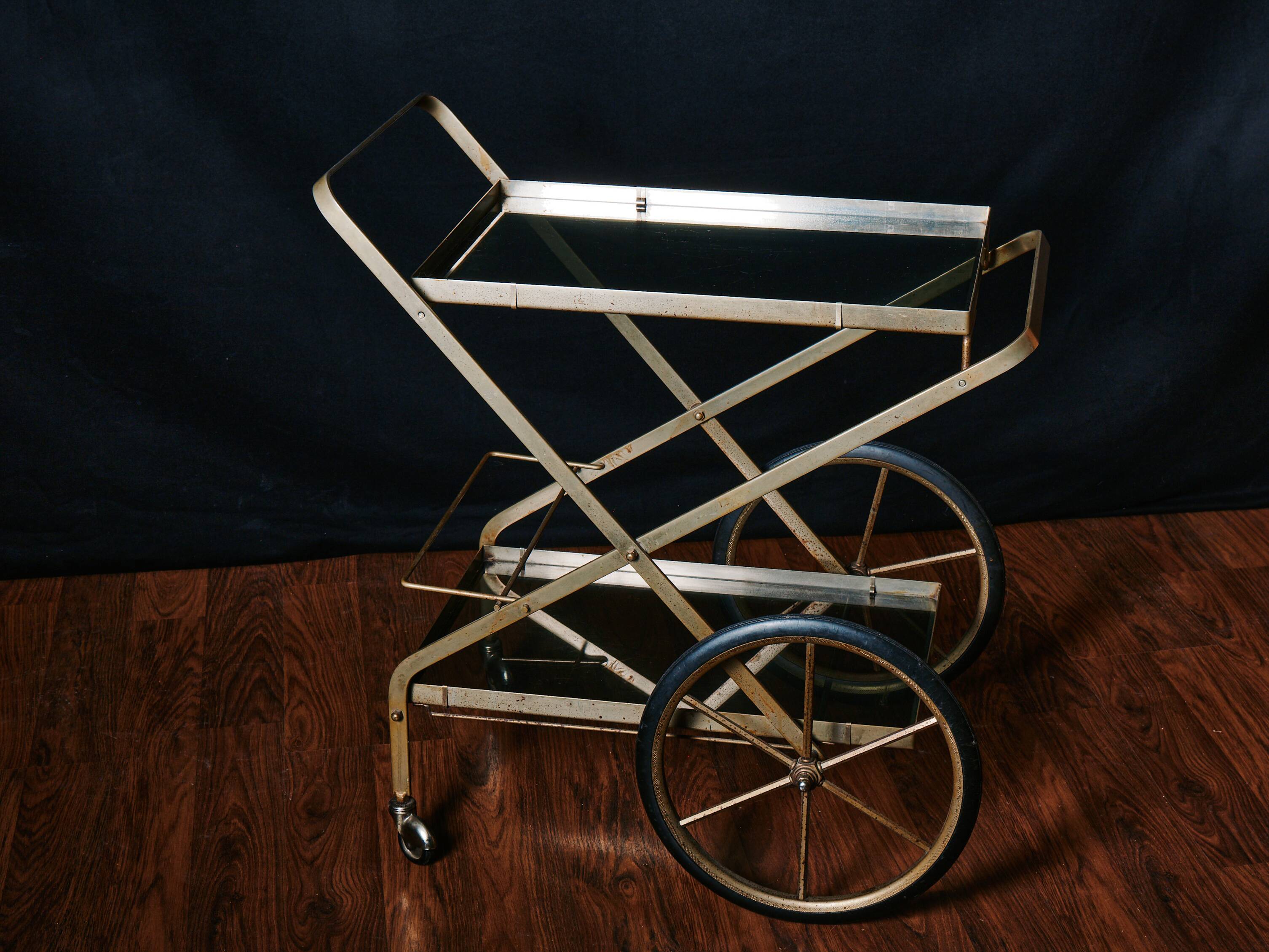 Vintage rolling trolley in gold metal & smoked glass – Retro elegance as