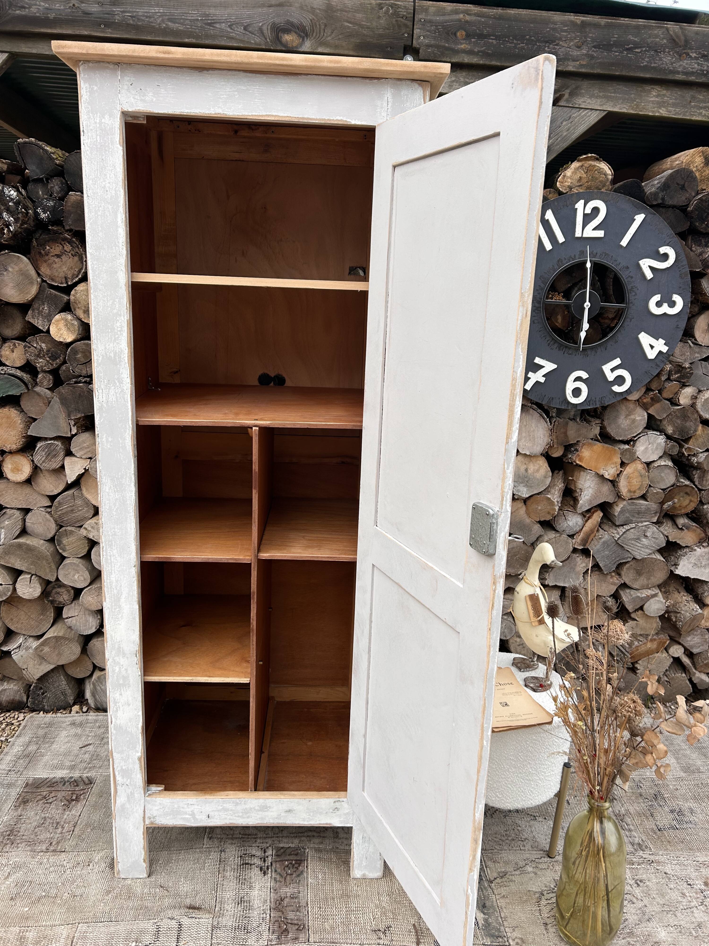 Small antique bonnetière