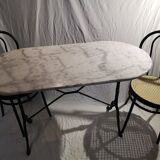 Table de bistrot dessus marbre piétement en fonte et 2 chaises