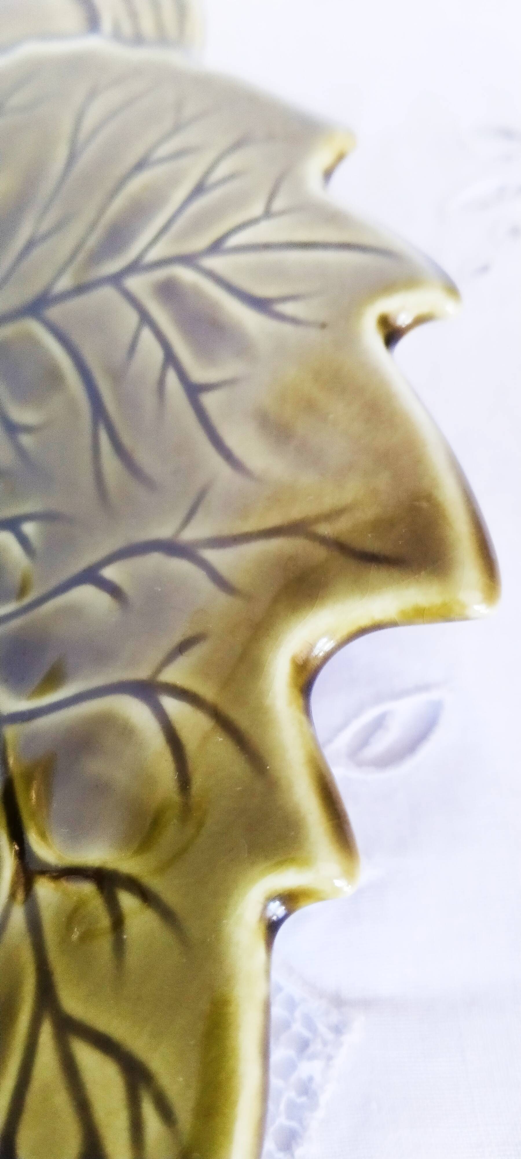 Plat à fruits en barbotine, faïence de Sarreguemines , coupe