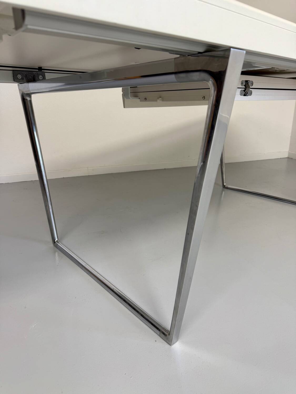 Dining/meeting table in laminated wood designed by antonio citterio vitra