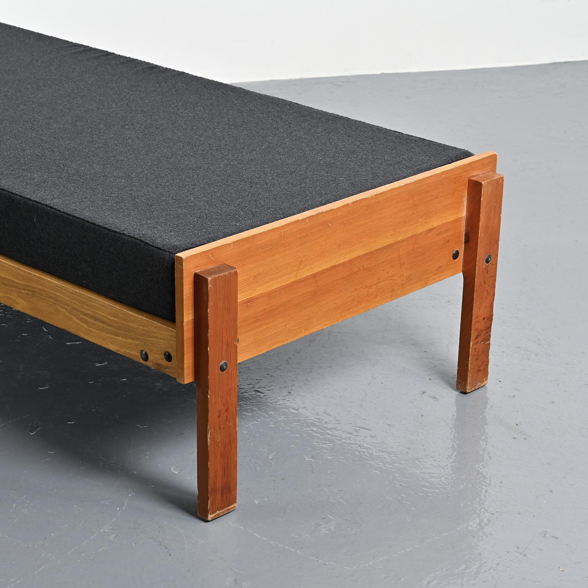 Lit banquette by Pierre Guariche, La Plagne, around 1965.