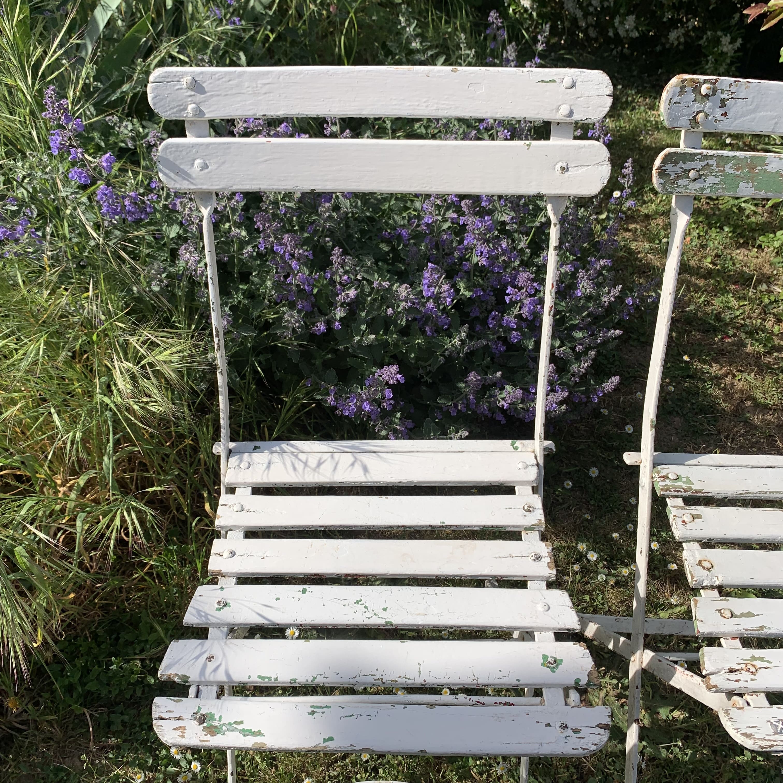 Paire d'anciennes chaises de jardin