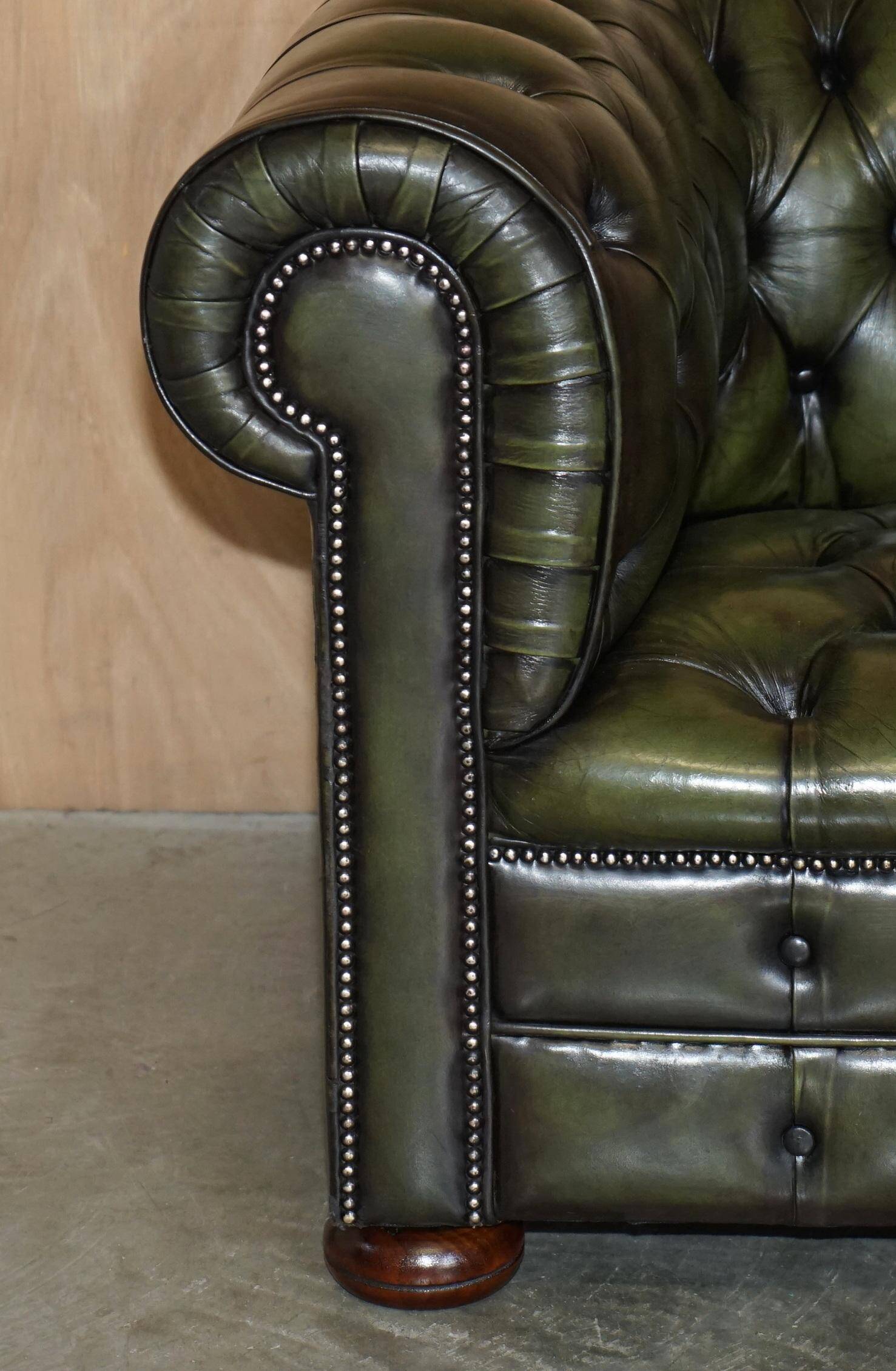 Chesterfield sofa in renovated leather, Regency style from the 1950s.