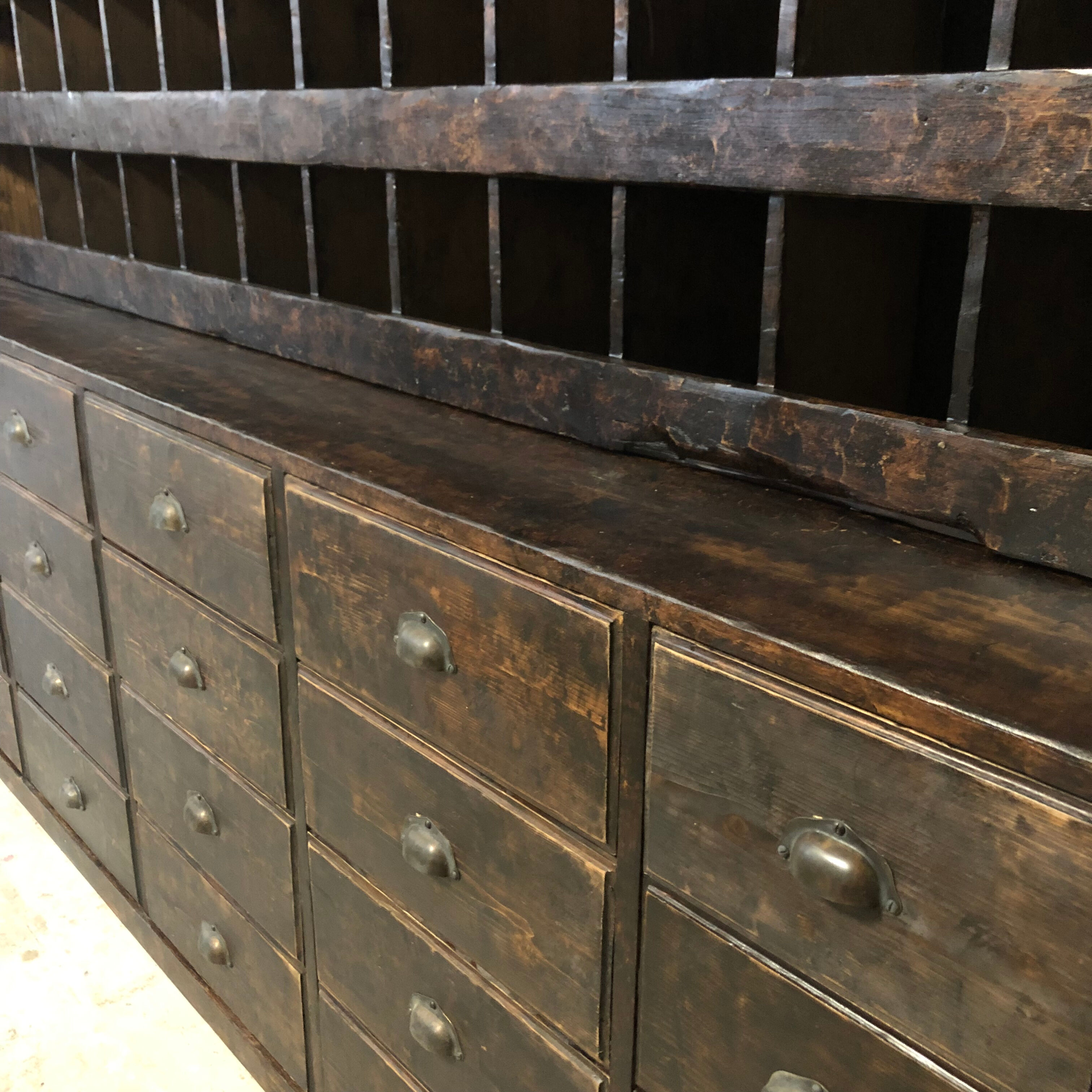 Meuble de métier à tiroirs et casiers